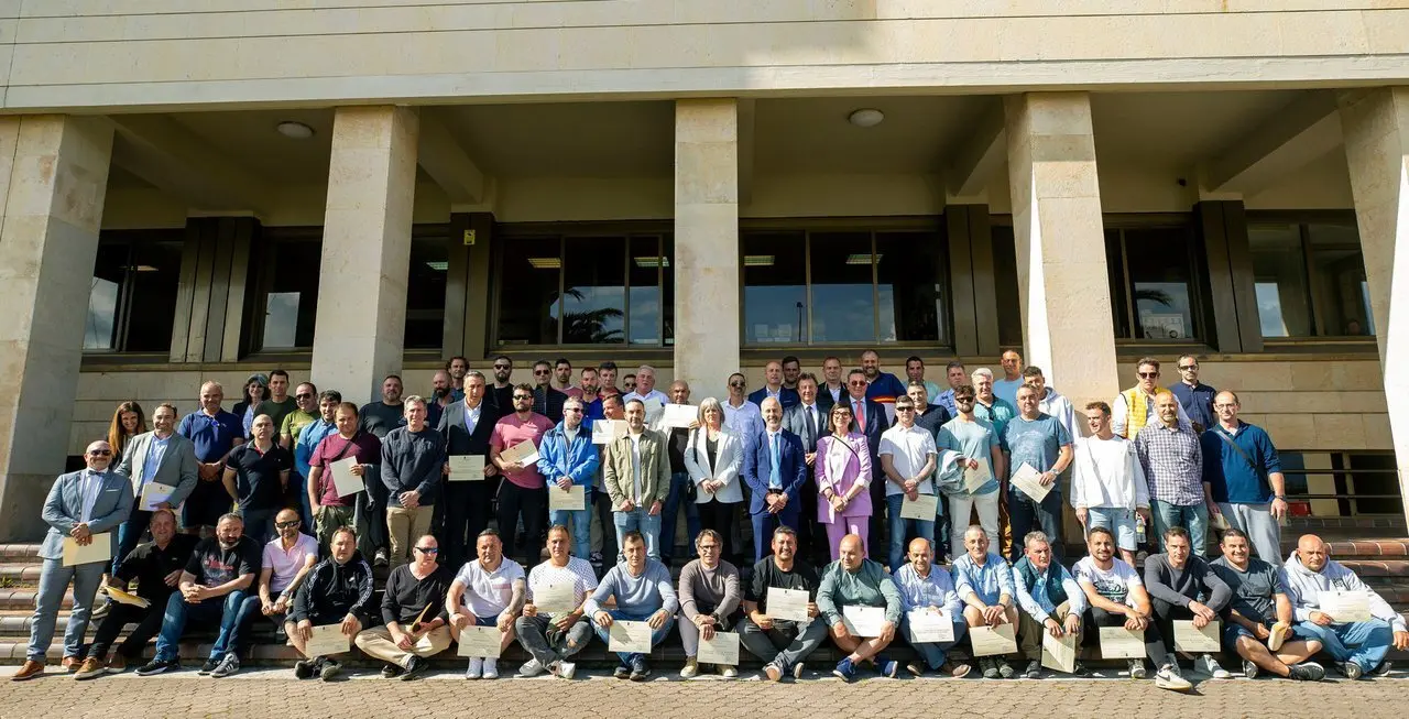 Los consejeros de Educaci&oacute;n, Formaci&oacute;n Profesional y Universidades, Sergio Silva, y de Desarrollo Rural, Ganader&iacute;a, Pesca y Alimentaci&oacute;n, Pablo Palencia, asiste al acto de graduaci&oacute;n de los primeros titulados como T&eacute;cnico en Navegaci&oacute;n y Pesca Litoral y T&eacute;cnico Superior en Transporte Mar&iacute;timo y Pesca de Altura.
31 may 24