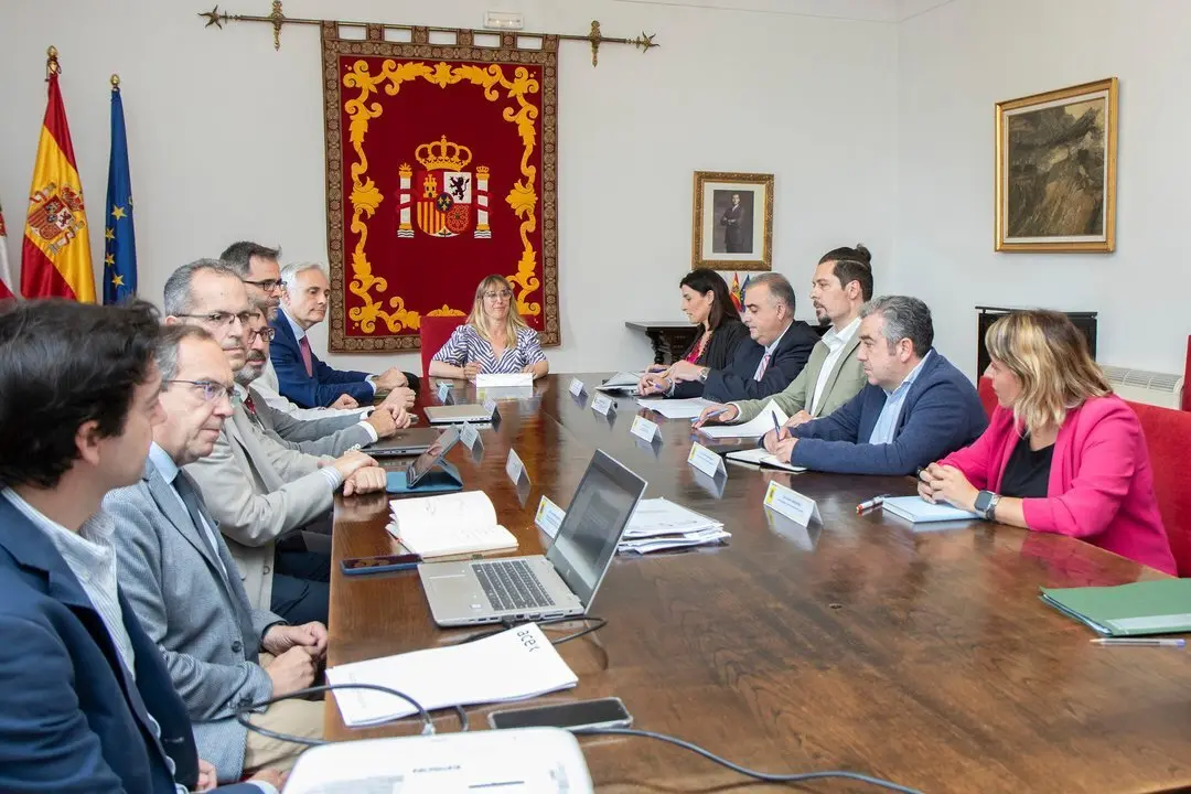 El consejero de Fomento, Ordenaci&oacute;n del Territorio y Medio Ambiente, Roberto Media, participa en la comisi&oacute;n de seguimiento de la reordenaci&oacute;n ferroviaria de Santander. 
6 junio 2024