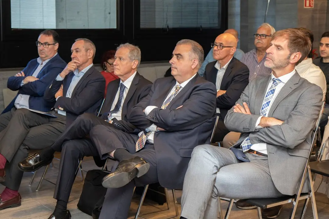 El consejero de Fomento, Ordenaci&oacute;n del Territorio y Medio Ambiente, Roberto Media, inaugura el encuentro de la Fundaci&oacute;n Laboral del Cemento y el Medio Ambiente (CEMA). 

A las 13:30 horas clausura la reuni&oacute;n el consejero de Industria, Empleo, Innovaci&oacute;n y Comercio, Eduardo Arasti. 
12 junio 2024