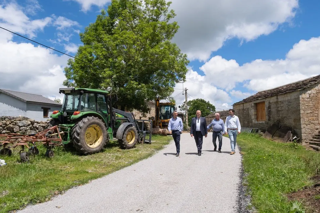 13:00 horas. Ayuntamiento de San Pedro del Romeral. El consejero de Fomento, Ordenaci&oacute;n del Territorio y Medio Ambiente, Roberto Media, inaugura obras en el municipio. 19 de junio de 2024 &copy; Ra&uacute;l Lucio