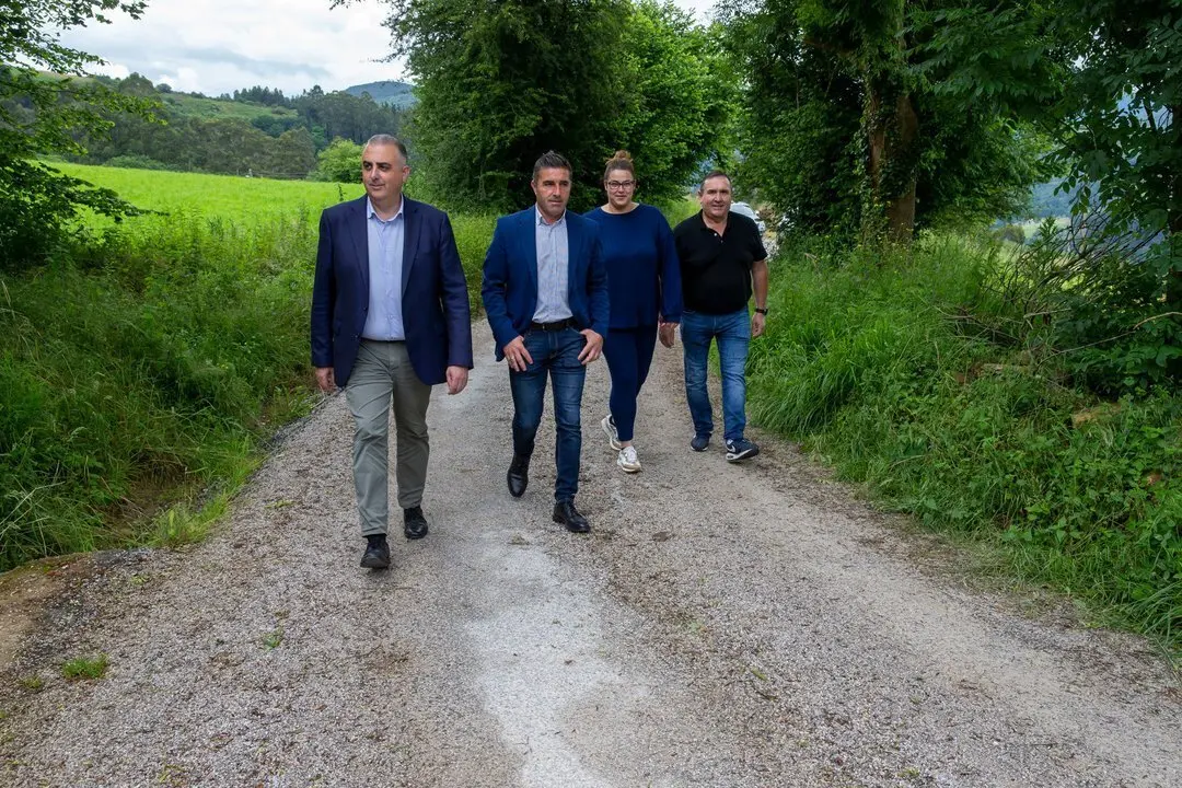 12:00 horas. Ayuntamiento de Santiurde de Toranzo
El consejero de Fomento, Ordenaci&oacute;n del Territorio y Medio Ambiente, Roberto
Media, realiza una visita institucional al municipio. 20 JUNIO 2024 &copy; Miguel De la Parra
