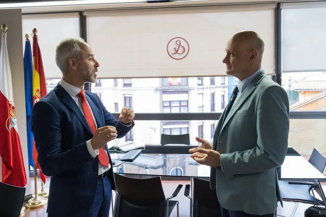 11:30 horas. Despacho de consejero. El consejero de Educaci&oacute;n, Formaci&oacute;n Profesional y Universidades, Sergio Silva, recibe al alcalde de Los Corrales de Buelna. 20 de junio de 2024 &copy; Ra&uacute;l Lucio