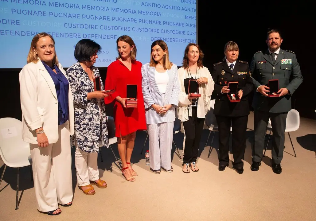 La presidenta de Cantabria, Mar&iacute;a Jos&eacute; S&aacute;enz de Buruaga, preside el acto de recuerdo y homenaje a las v&iacute;ctimas del terrorismo y la entrega de medallas de la Comunidad Aut&oacute;noma. 

27 jun 24