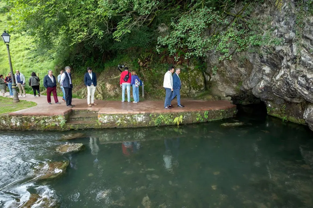12:00 horas. Ayuntamiento de Ruente. 

El consejero de Fomento, Ordenaci&oacute;n del Territorio y Medio Ambiente, Roberto Media, inaugura obras de mejora del entorno de La Fuentona.