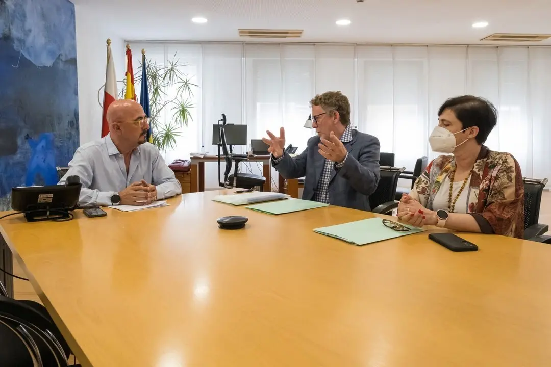 13:30 horas. Despacho del consejero. El consejero de Salud, C&eacute;sar Pascual, recibe a Bego&ntilde;a Ag&uuml;ero, vicepresidenta de la Asociaci&oacute;n de celiacos de Cantabria, ACECAN. 2 de julio de 2024 &copy; Ra&uacute;l Lucio