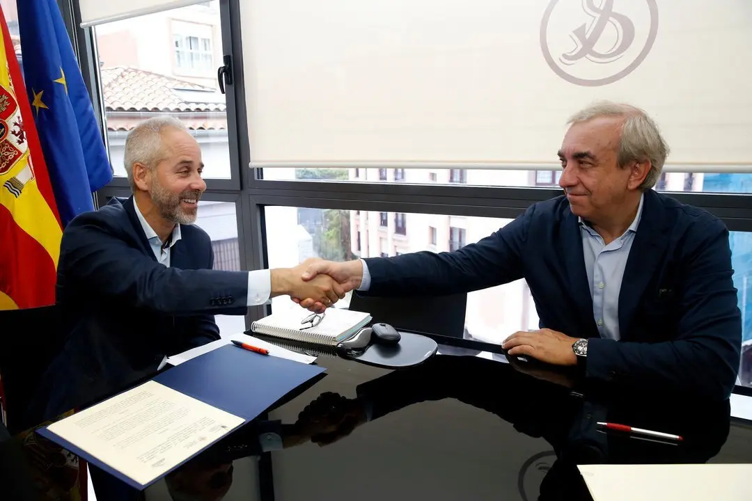 El consejero de Educaci&oacute;n, Formaci&oacute;n Profesional y Universidades, Sergio Silva, firma el convenio de colaboraci&oacute;n con la Fundaci&oacute;n Elecnor. 
9 jul 24