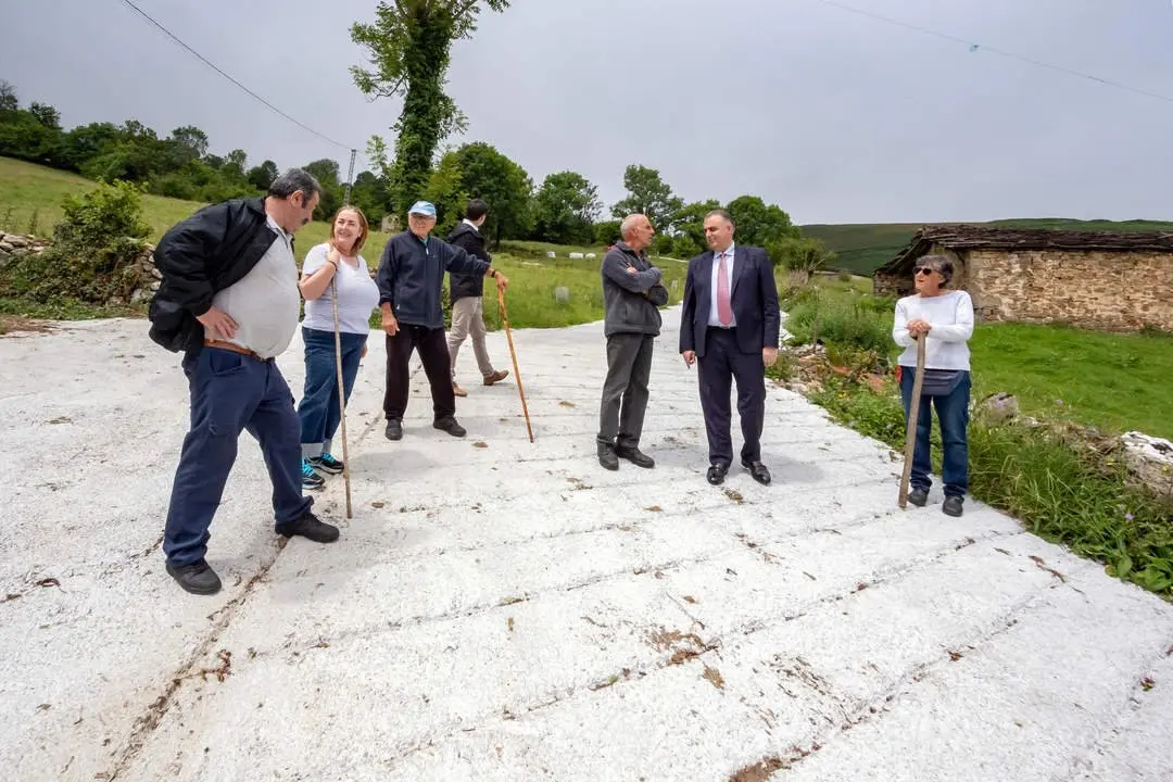 12:00 horas. Ayuntamiento de San Roque de Riomiera

El consejero de Fomento, Ordenaci&oacute;n del Territorio y Medio Ambiente, Roberto Media, visita diversas actuaciones en el municipio.