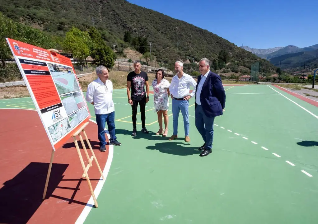12:00 horas. Potes

Los consejeros de Fomento, Ordenaci&oacute;n del Territorio y Medio Ambiente, Roberto Media, y de Educaci&oacute;n, Formaci&oacute;n Profesional y Universidades, Sergio Silva, visitan obras en el CEIP Concepci&oacute;n Arenal.
