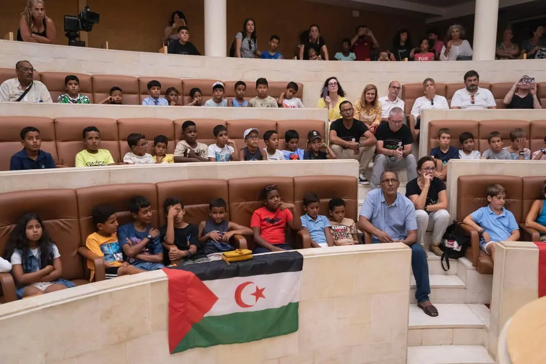 Recepcio en el hemiciclo del Parlamento de Cantabria a los ni&ntilde;os saharauis del programa Vacaciones por la paz
