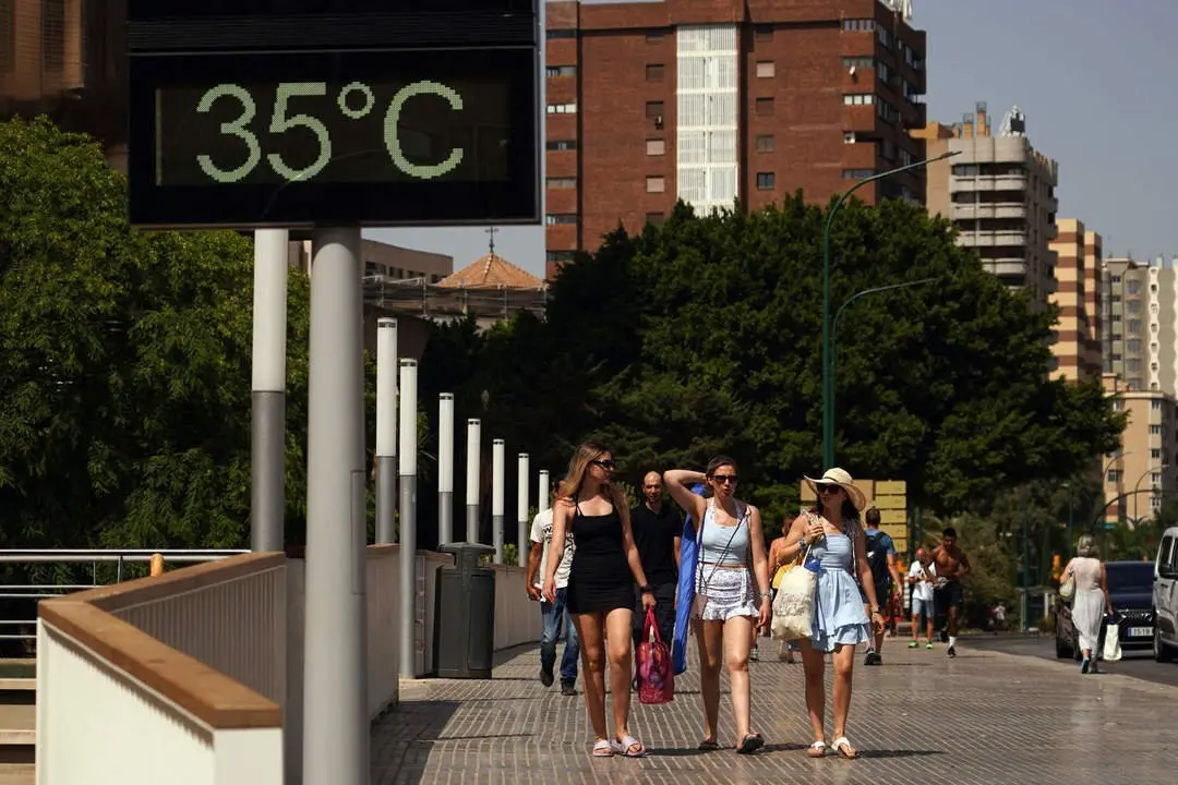 Varias personas intentan resguardarse del calor donde La AEMET ha lanzado un aviso especial por el peligro de las altas temperaturas durante el d&iacute;a de hoy, muchas zonas superar&aacute;n los 40 grados a 1 de agosto de 2024 en M&aacute;laga, Andaluc&iacute;a.//&Aacute;lex Zea.