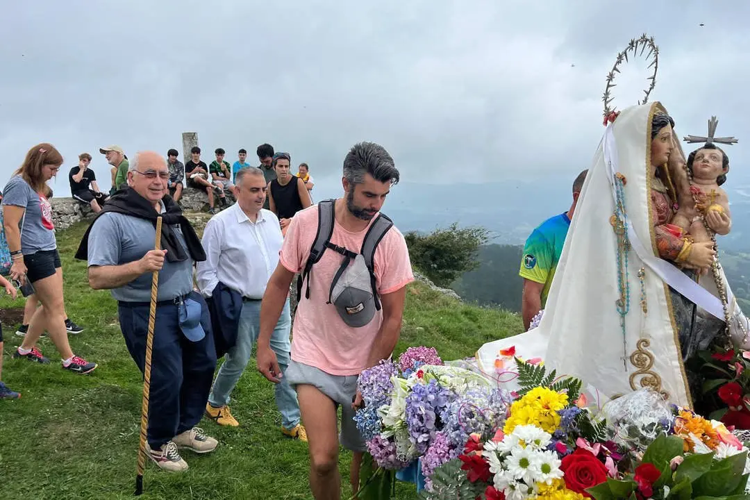 12:00 horas. Guriezo

 

El consejero de Fomento, Ordenaci&oacute;n del Territorio y Medio Ambiente, Roberto Media, asiste a los actos conmemorativos de la Nuestra Se&ntilde;ora de las Nieves.