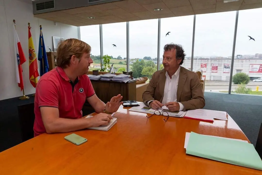 11:00 horas. Despacho consejer&iacute;a de Medio Rural. SantanderEl consejero de Desarrollo Rural, Ganader&iacute;a, Pesca y Alimentaci&oacute;n, Pablo Palencia, se reune con Pablo Diestro, alcalde de Reoc&oacute;n. 5 AGOSTO 2024 &copy; Miguel De la Parra