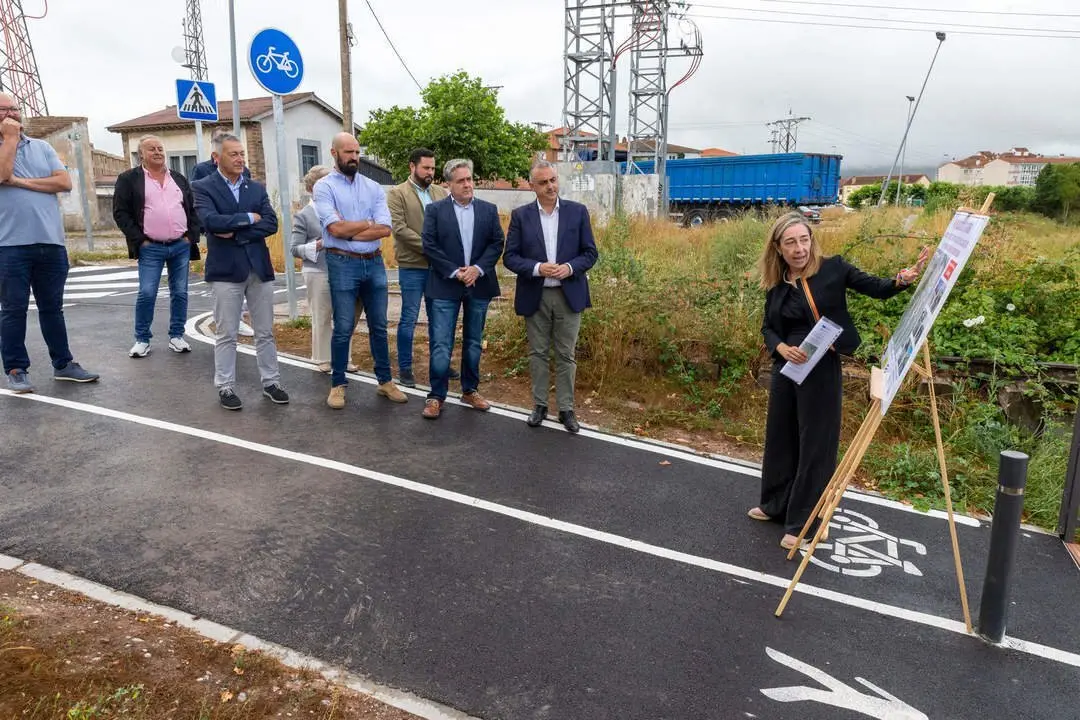 10:30 horas. Paseo de Don Alejandro Calonge. Reinosa
https://maps.apple.com/?ll=42.988745,-4.143348&q=Chincheta&t=h
El consejero de Fomento, Ordenaci&oacute;n del Territorio y Medio Ambiente, Roberto
Media, inaugura un carril bici en Reinosa. 7 AGOSTO 2024 &copy; Miguel De la Parra