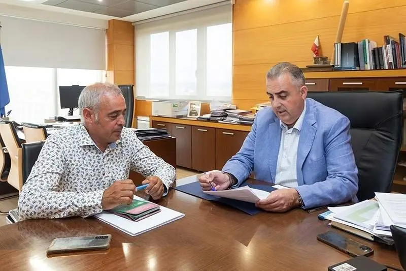 11:30 horas. Despacho del consejero

El consejero de Fomento, Ordenaci&oacute;n del Territorio y Medio Ambiente, Roberto Media, se re&uacute;ne con el alcalde de Arenas de Igu&ntilde;a, Pablo G&oacute;mez.