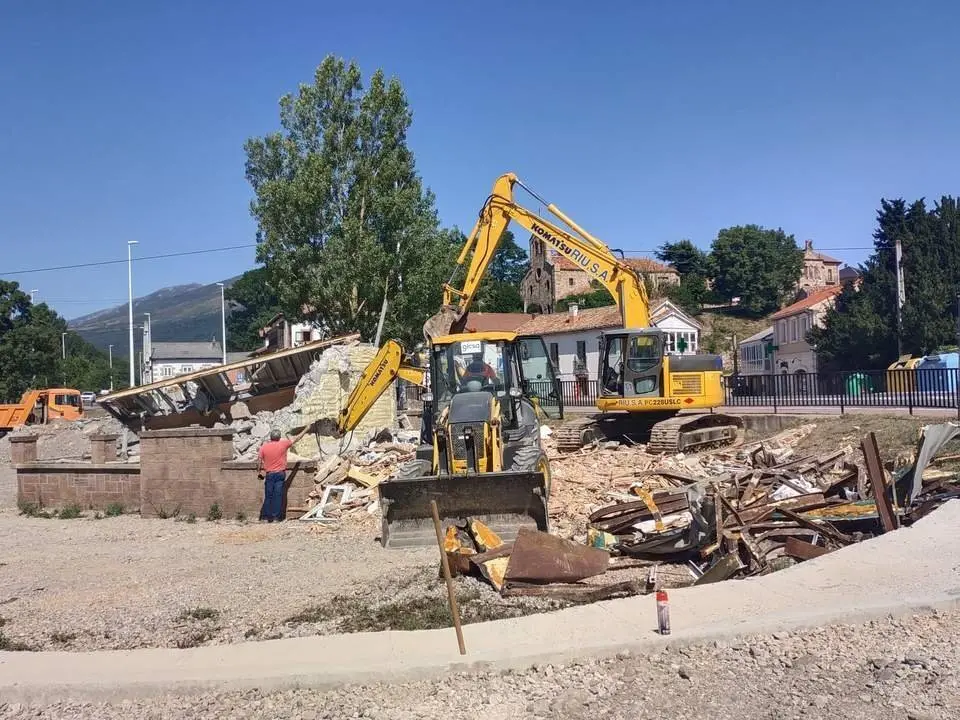 El lunes comenzó la demolición de la plaza.