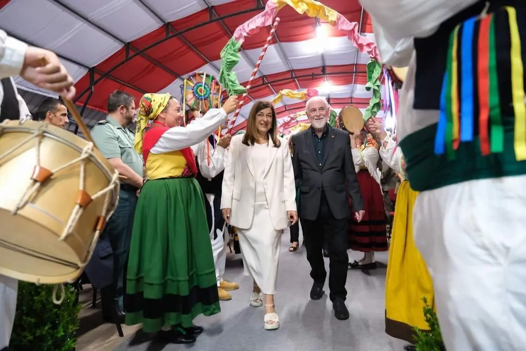 20:30 horas. Parque Municipal Conde San Diego, Cabez&oacute;n de la Sal. La presidenta de Cantabria, Mar&iacute;a Jos&eacute; S&aacute;enz de Buruaga, acompa&ntilde;ada de varios consejeros, asiste al preg&oacute;n del D&iacute;a de Cantabria. 4 de agosto de 2023 &copy; Ra&uacute;l Lucio