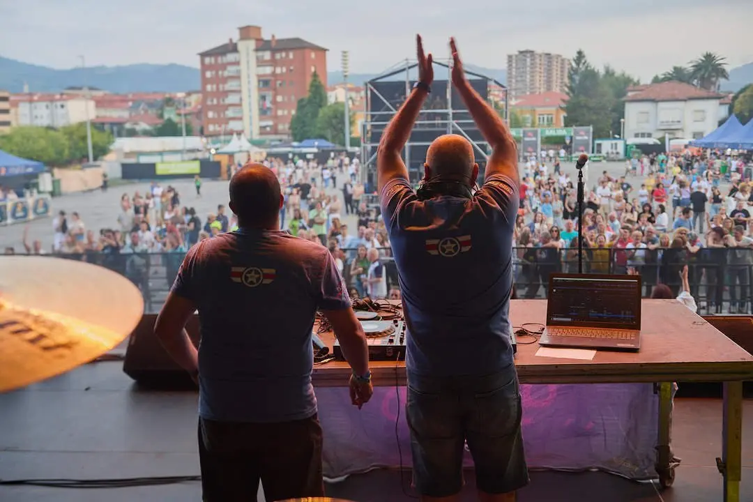 DJ CELIS Y MON FERNÁNDEZ  - VIVE LA FERIA 2024 &copy;EL REY LAGARTÓN (3)