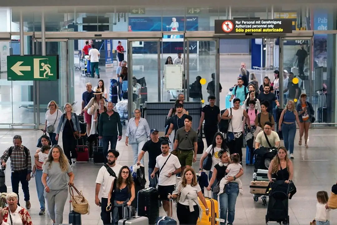 Cientos de turistas a su llegada al aeropuerto de M&aacute;laga, donde prev&eacute; m&aacute;s de 2.150 operaciones en el  inicio de julio, dicha actividad supera a la de este mismo periodo de 2023, que fue el mejor a&ntilde;o de la historia de esta infraestructura a 1 de julio de 2024 en M&aacute;laga, Andaluc&iacute;a./&Aacute;lex Zea.