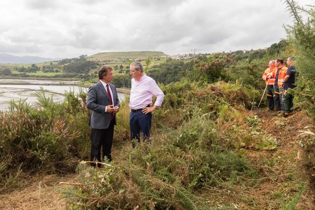 11:45 horas. Suances. bit.ly/3XbeDEE

 

El consejero de Desarrollo Rural, Ganader&iacute;a, Pesca y Alimentaci&oacute;n, Pablo Palencia, visita las obras de limpieza de un tramo del Camino de Santiago en Suances.