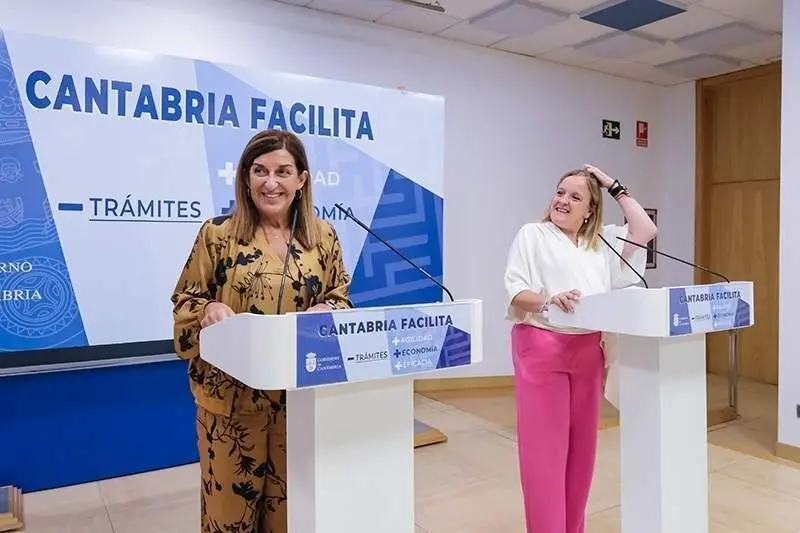 11:00 horas. Sala de Prensa del Gobierno. La presidenta de Cantabria, Mar&iacute;a Jos&eacute; S&aacute;enz de Buruaga, presenta en rueda de prensa, el anteproyecto de Ley de Simplificaci&oacute;n de Administrativa. 2 de agosto de 2024 &copy; Ra&uacute;l Lucio