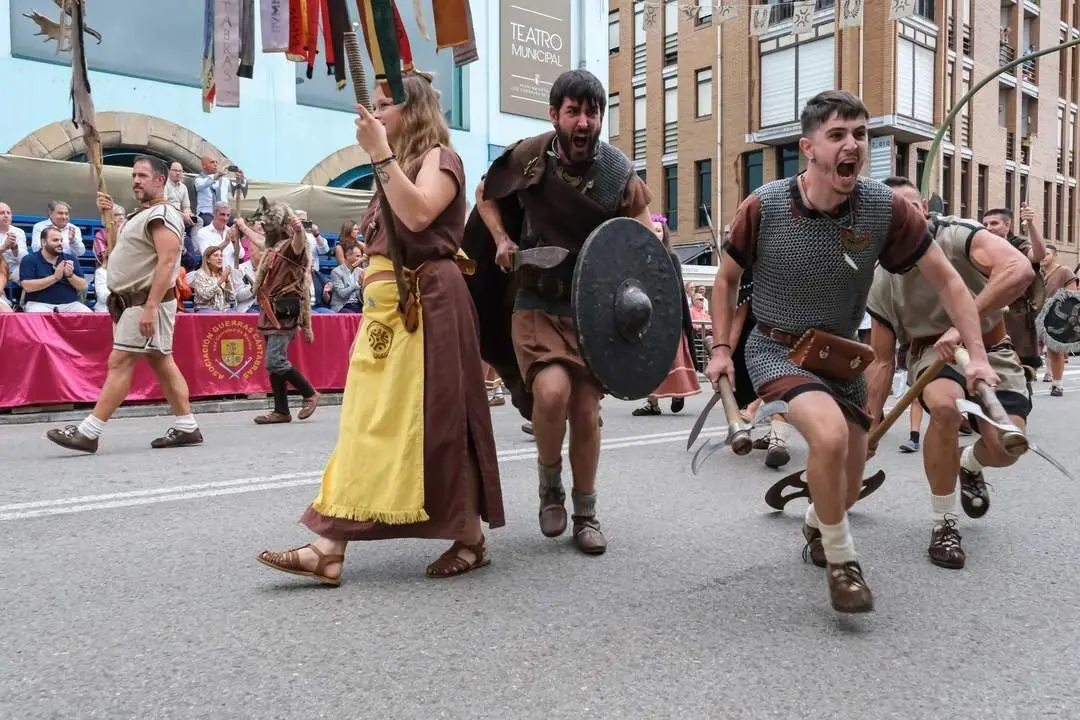 18:00 horas. Los Corrales de Buelna. La presidenta de Cantabria, Mar&iacute;a Jos&eacute; S&aacute;enz de Buruaga, asiste al Desfile de Tribus y Legiones de las Guerras C&aacute;ntabras. 1 de septiembre de 2024 &copy; Ra&uacute;l Lucio