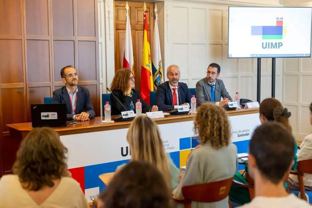 10:30 horas. Palacio de La Magdalena, Biblioteca
El consejero de Educaci&oacute;n, Formaci&oacute;n Profesional y Universidades, Sergio Silva,
inaugura el curso &lsquo;Neurobiolog&iacute;a de las dificultades de aprendizaje: modelos
educativos y pr&aacute;cticos en dislexia y discalculia&rsquo;.  2 septiembre 2024 &copy; Miguel De la Parra