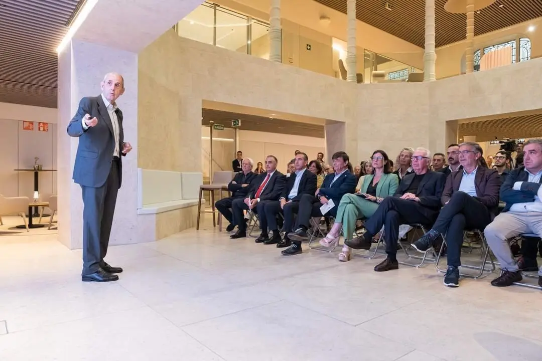 19:00 horas. Calle Hern&aacute;n Cort&eacute;s, 11. Santander. El consejero de Fomento, Ordenaci&oacute;n del Territorio y Medio Ambiente, Roberto Media, inaugura el encuentro &lsquo;Intervenciones sobre edificios existentes&rsquo; organizado por Fundaci&oacute;n Banco Santander y la UIMP. 2 de septiembre de 2024 &copy; Ra&uacute;l Lucio [Antonio Ortiz, Rafael Moneo, Kees Kaan, David Chipperfield]