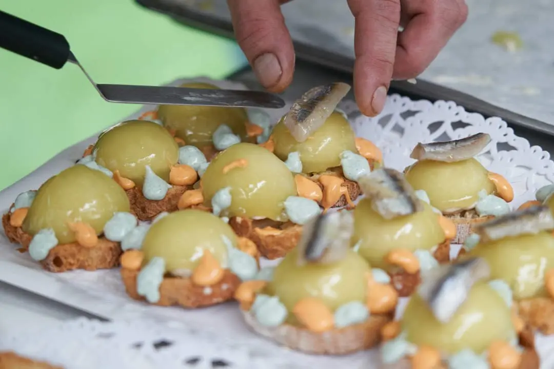 17-10-2021, vitoria. El congreso de pintxos Miniature organiza una degustaci&oacute;n de pintxos en la que participan 25 establecimientos hosteleros de Euskadi y Navarra para conseguir lo que denominan "la barra de pintxos m&aacute;s grande del mundo" foto: Pablo Gonz&aacute;lez