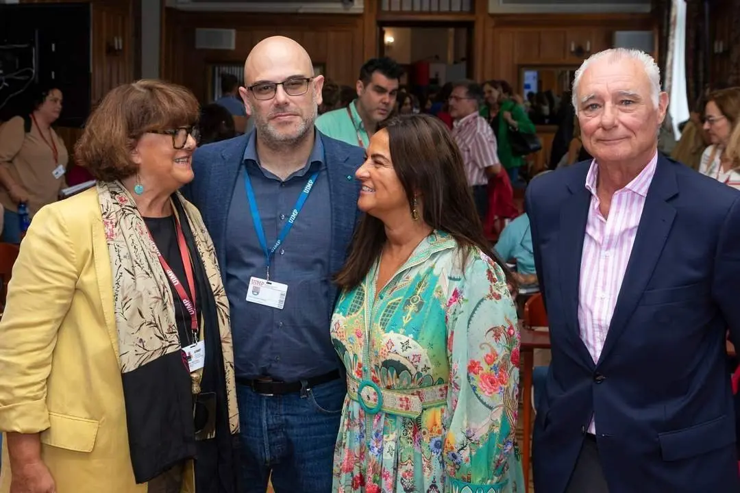 13:15 horas. Palacio de La Magdalena, Sala Bringas-Riancho 

La consejera de Inclusi&oacute;n Social, Familias, Igualdad y Juventud, Bego&ntilde;a G&oacute;mez del R&iacute;o, clausura el curso de la UIMP &lsquo;De una vida impuesta a una vida elegida. La desinstitucionalizaci&oacute;n de los apoyos y los cuidados&rsquo;.
