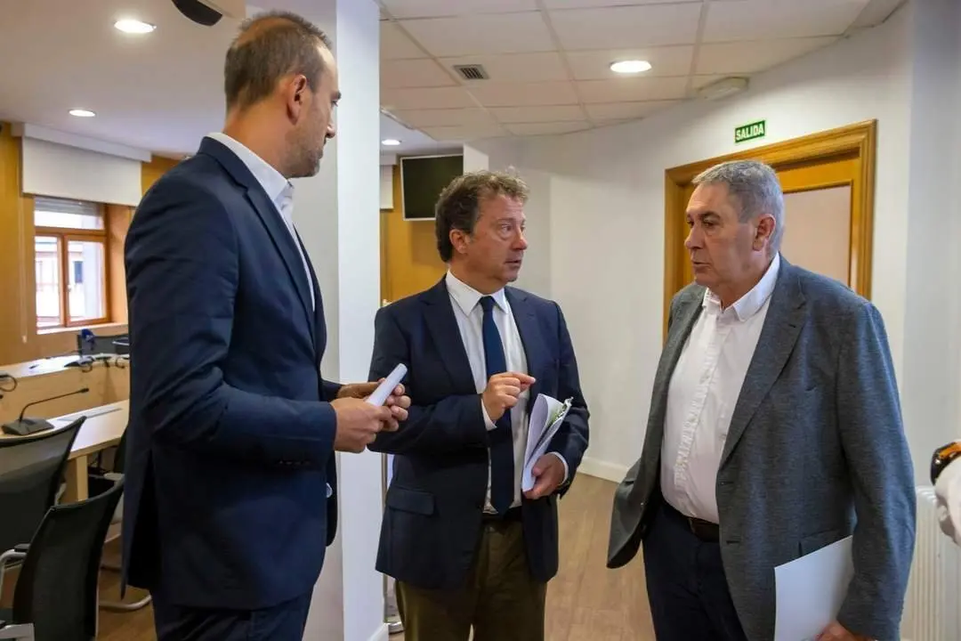 10:00 horas. Ayuntamiento de Torrelavega
El consejero de Desarrollo Rural, Ganader&iacute;a, Pesca y Alimentaci&oacute;n, Pablo Palencia,
y el alcalde de Torrelavega, Javier L&oacute;pez Estrada, presentan el XXVIII Memorial
Jos&eacute; Ruiz Ruiz 4 SEPTIEMBRE 2024 &copy;&nbsp;Miguel De la Parra