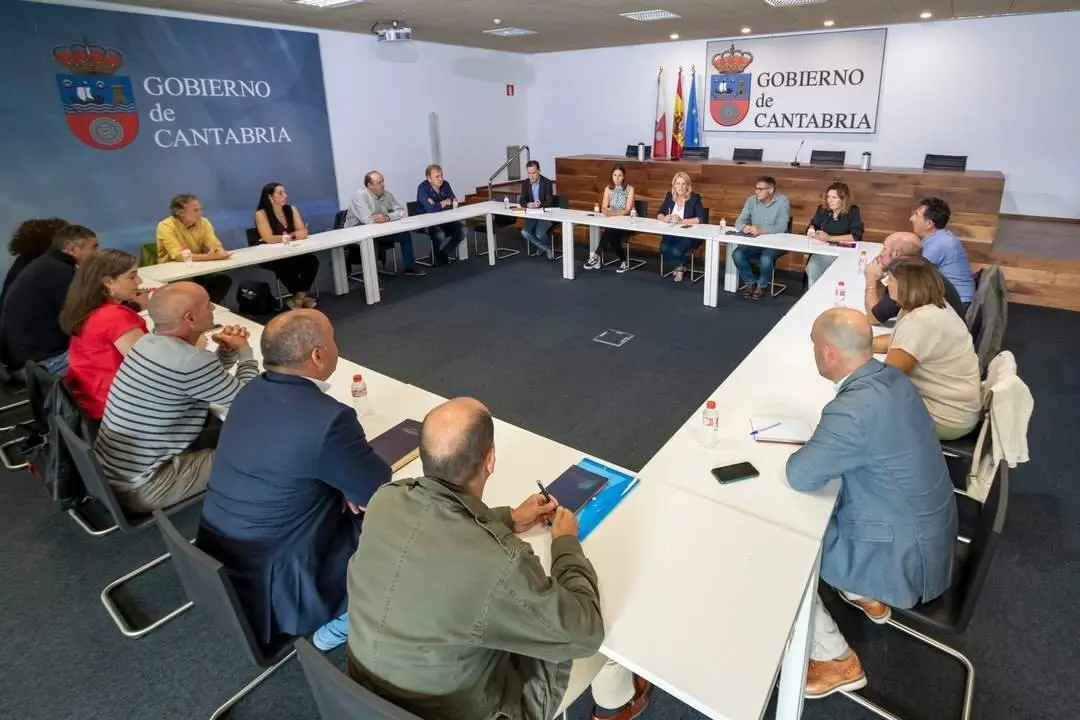 12:30 horas. Sal&oacute;n de actos de la Consejer&iacute;a (Planta 0)

La consejera de Desarrollo Rural, Ganader&iacute;a, Pesca y Alimentaci&oacute;n, Mar&iacute;a Jes&uacute;s Susinos, se re&uacute;ne con el sector ganadero.