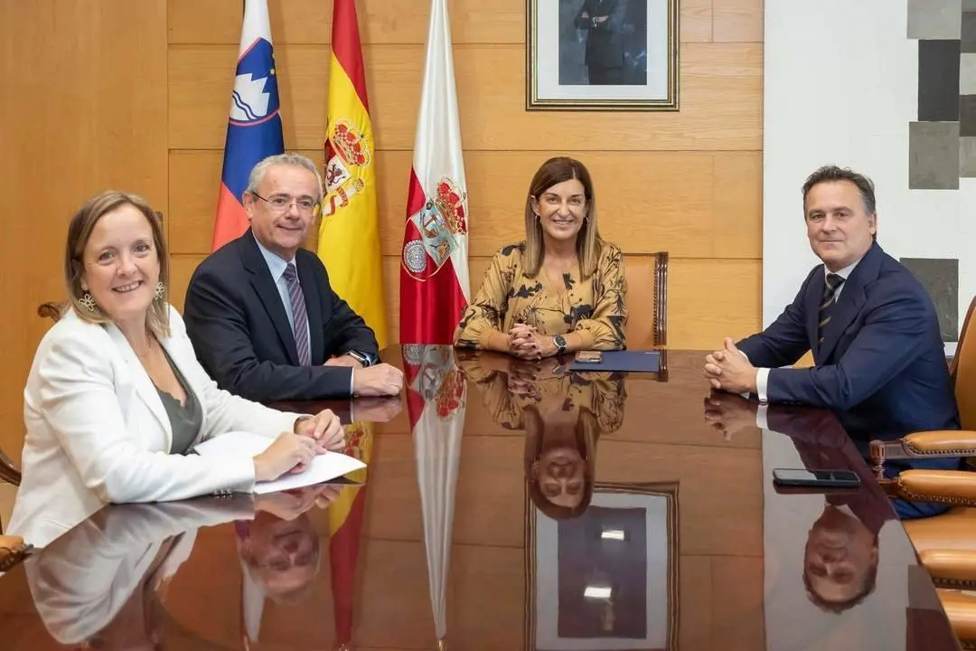 09:00 horas. Gobierno de Cantabria

La presidenta de Cantabria, Mar&iacute;a Jos&eacute; S&aacute;enz de Buruaga, recibe al embajador de la Rep&uacute;blica de Eslovenia, Robert Krmelj.
