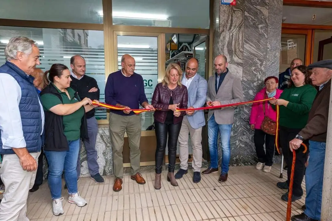 12:00 horas. B&aacute;dames, Voto 

La consejera de Desarrollo Rural, Ganader&iacute;a, Pesca y Alimentaci&oacute;n, Mar&iacute;a Jes&uacute;s Susinos, asiste a la inauguraci&oacute;n del nuevo centro de AGC AgroCantabria.