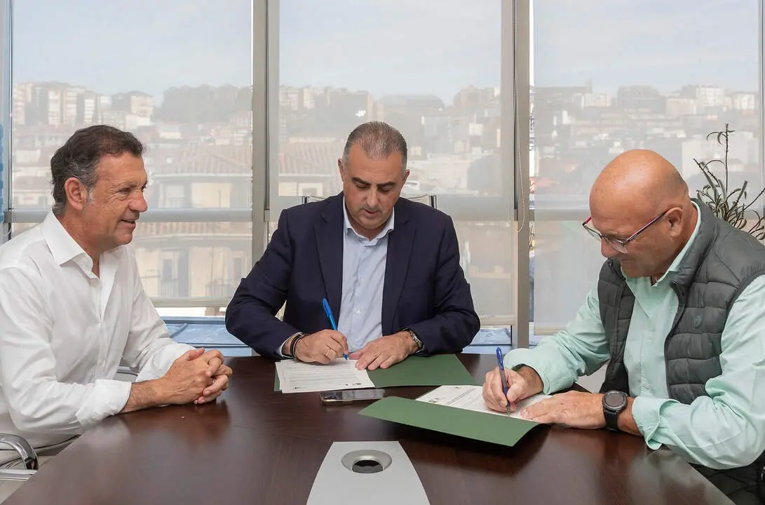 10:00 horas. Despacho del consejero 

El consejero de Fomento, Vivienda, Ordenaci&oacute;n del Territorio y Medio Ambiente, Roberto Media, firma un convenio con el Ayuntamiento de Cabez&oacute;n de Li&eacute;bana.