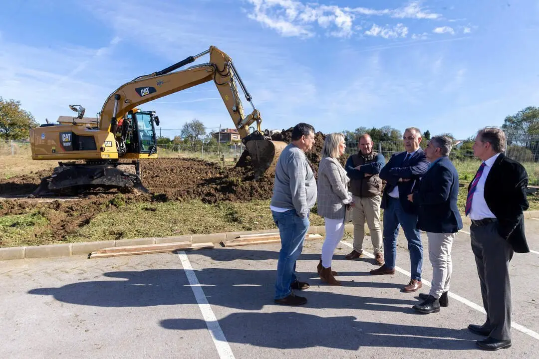 12:00 horas. Santilla del Mar. https://maps.app.goo.gl/Xe9S8PRB5jok6YNC9
El consejero de Fomento, Vivienda, Ordenaci&oacute;n del Territorio y Medio Ambiente,
Roberto Media, visita las obras de las futuras viviendas sociales de Santillana del
Mar. 11 OCT 24 &copy; Miguel De la Parra