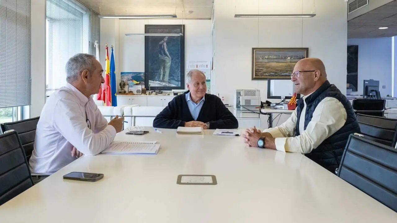 12:00 horas. Despacho del consejero. El consejero de Industria, Empleo, Innovaci&oacute;n y Comercio, Eduardo Arasti, recibe al alcalde de Cabez&oacute;n de Li&eacute;bana, Jes&uacute;s Fuente Briz. 9 de octubre de 2024 &copy; Ra&uacute;l Lucio