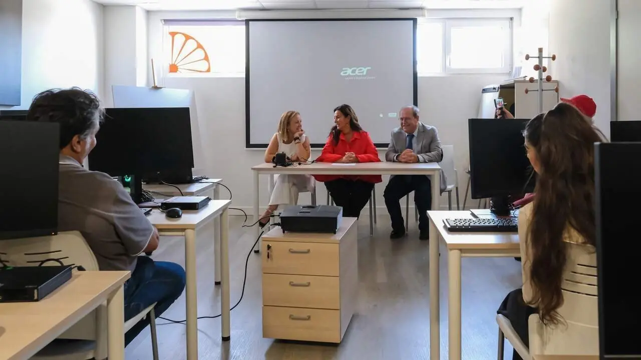 12:30 horas. Calle Guti&eacute;rrez Solana, 7, Santander. La consejera de Presidencia, Justicia, Seguridad y Simplificaci&oacute;n Administrativa, Isabel Urrutia, y la consejera de Inclusi&oacute;n Social, Juventud, Familias e Igualdad, Bego&ntilde;a G&oacute;mez del R&iacute;o, visitan a Oficina de Inclusi&oacute;n Social de la Plataforma Roman&eacute;s. 15 de octubre de 2024 &copy; Ra&uacute;l Lucio