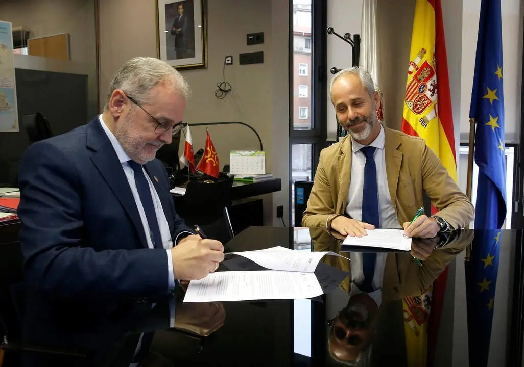 El consejero de Educaci&oacute;n, FP y Universidades, Sergio Silva, se re&uacute;ne con el rector de la Universidad de Cantabria, &Aacute;ngel Pazos, para la firma del convenio de Reconocimiento de Estudios Superiores.
9 OC T 24