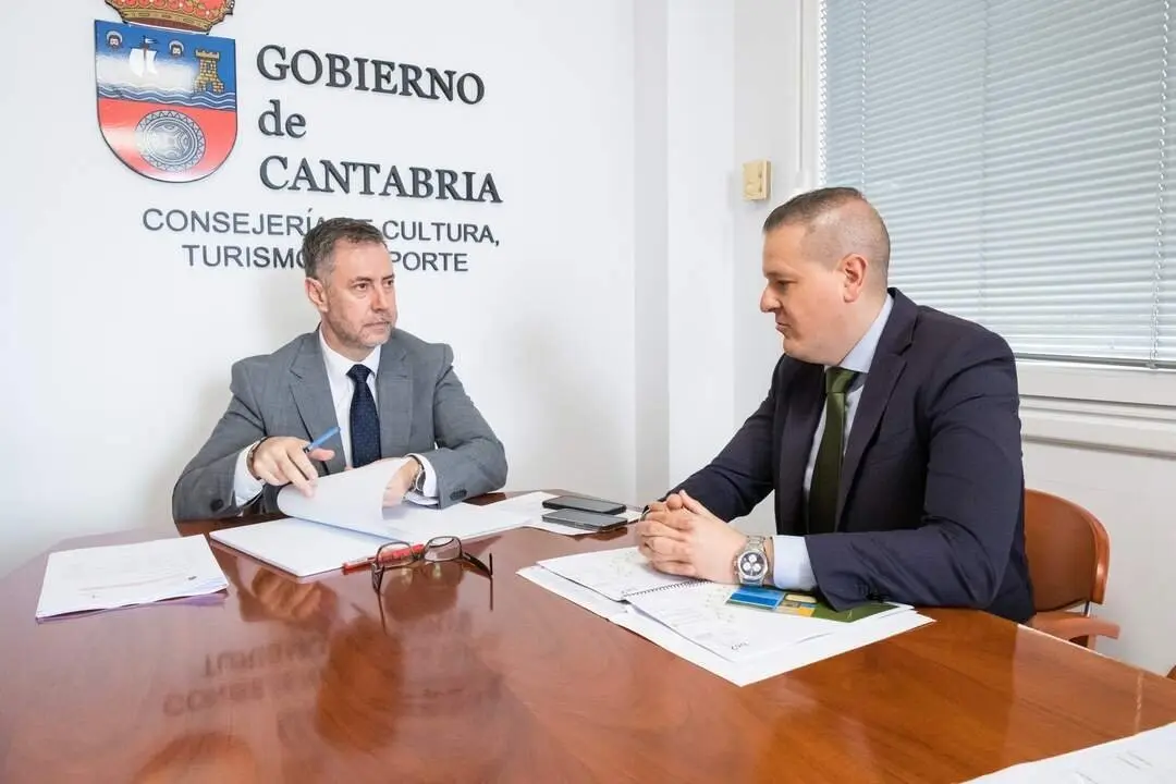 10:30 horas. Despacho del consejero. El consejero de Cultura, Turismo y Deporte, Luis Mart&iacute;nez Abad, se re&uacute;ne con el alcalde de San Felices de Buelna, Jos&eacute; Antonio Cobo. 16 de octubre de 2024 &copy; Ra&uacute;l Lucio