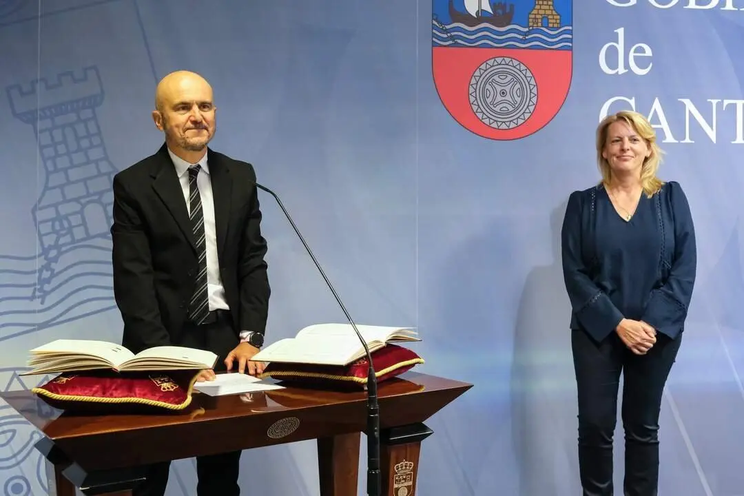 09:30 horas. Sal&oacute;n de actos de la Consejer&iacute;a, planta 0. La consejera de Desarrollo Rural, Ganader&iacute;a, Pesca y Alimentaci&oacute;n, Mar&iacute;a Jes&uacute;s Susinos, preside la toma de posesi&oacute;n del director general de Montes y Biodiversidad, &Aacute;ngel Serdio. 18 de octubre de 2024 &copy; Ra&uacute;l Lucio