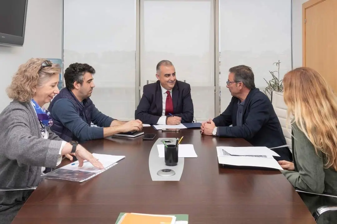 09:45 horas. Despacho del consejero
El consejero de Fomento, Vivienda, Ordenaci&oacute;n del Territorio y Medio Ambiente, Roberto Media, recibe al alcalde de Santa Mar&iacute;a de Cay&oacute;n.