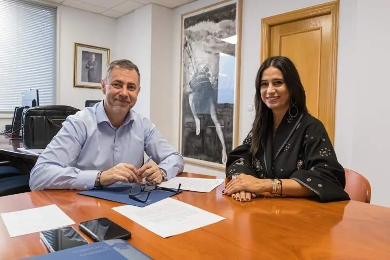 09:00 horas. Despacho del consejero. El consejero de Cultura, Turismo, Deporte, Luis Mart&iacute;nez Abad, recibe a la dise&ntilde;adora Odette &Aacute;lvarez. 15 de octubre de 2024 &copy; Ra&uacute;l Lucio