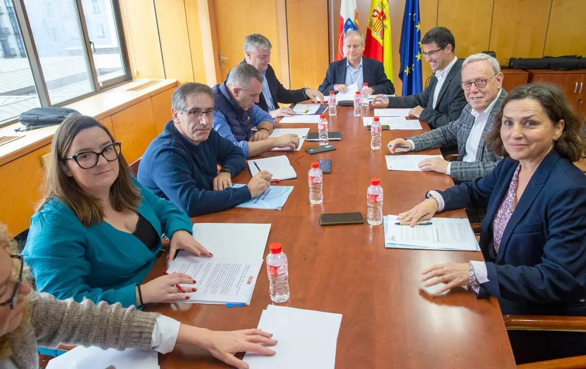 El consejero de Industria, Empleo, Innovaci&oacute;n y Comercio, Eduardo Arasti, y el consejero de Econom&iacute;a, Hacienda, Financiaci&oacute;n Auton&oacute;mica y Fondos Europeos, Luis &Aacute;ngel Ag&uuml;eros, participan en la reuni&oacute;n de la Comisi&oacute;n Permanente del Di&aacute;logo Social. 
NR
30 OCT 24