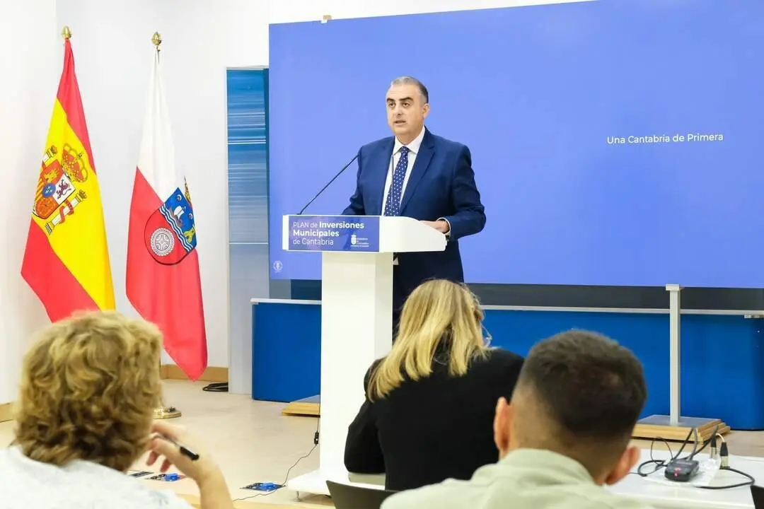9:30 horas. Sala de Prensa del Gobierno de Cantabria. El consejero de Fomento, Vivienda, Ordenaci&oacute;n del Territorio y Medio Ambiente, Roberto Media, informa, en rueda de prensa, del Plan de Inversiones Municipales 2025-2029. 4 de noviembre de 2024 &copy; Ra&uacute;l Lucio
