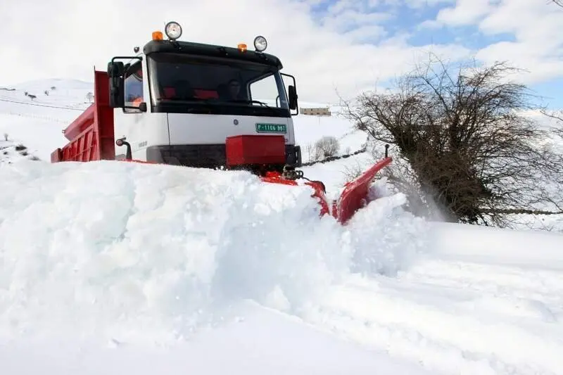 El consejero de Obras P&uacute;blicas y Vivienda, Jos&eacute; Mar&iacute;a Maz&oacute;n,  inspecciona las labores de apertura del puerto de La Sia en Soba cerrado por la nieve.
Nacho Romero &copy;
23 feb 05