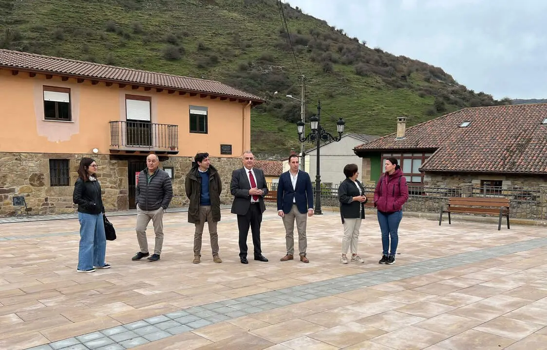 El consejero de Fomento, Vivienda, Ordenaci&oacute;n del Territorio y Medio Ambiente, Roberto Media, inaugura la nueva plaza de Lantueno, en Santiurde de Reinosa.

8 nov 24