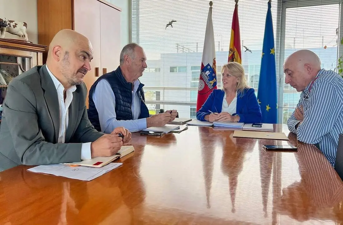 La consejera de Desarrollo Rural, Ganader&iacute;a, Pesca y Alimentaci&oacute;n, Mar&iacute;a Jes&uacute;s Susinos, se re&uacute;ne con el presidente de la Federaci&oacute;n de Caza, Ignacio Valle.

15 NOV 24