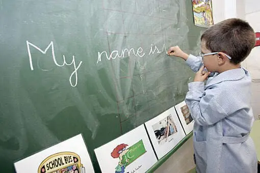 Toledo, 09/08/10.- A trav&eacute;s del Plan del Pluriling&uuml;ismo, el Gobierno de Castilla-La Mancha incorporar&aacute; el pr&oacute;ximo curso 216 auxiliares de conversaci&oacute;n en los centros biling&uuml;es y escuelas oficiales de idiomas de la regi&oacute;n. (Foto: JCCM)