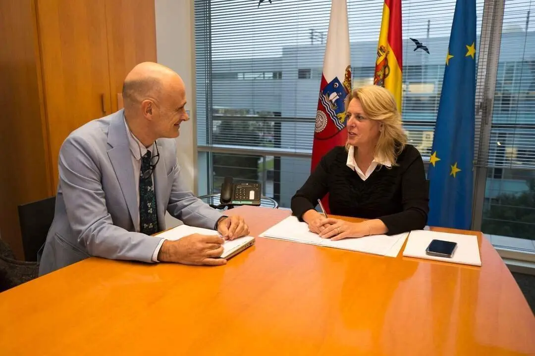 09:00 horas. Despacho de la consejera
La consejera de Desarrollo Rural, Ganader&iacute;a, Pesca y Alimentaci&oacute;n, Mar&iacute;a Jes&uacute;s
Susinos, recibe al alcalde de Los Corrales de Buelna, Julio Arranz. 19 NOV 24