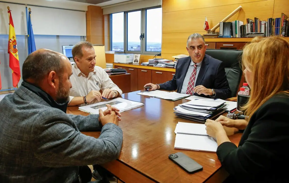 El consejero de Fomento, Vivienda, Ordenaci&oacute;n del Territorio y Medio Ambiente, Roberto Media, se re&uacute;ne con el alcalde de Miengo, Marino Garc&iacute;a. 
16 oct 24
